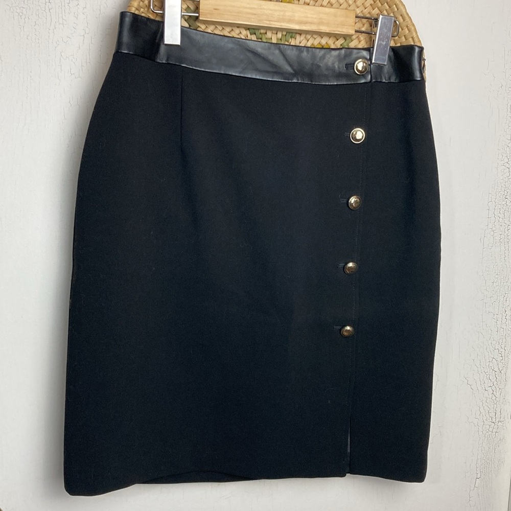 White House Black. Sz:6 Black Skirt Gold Buttons
